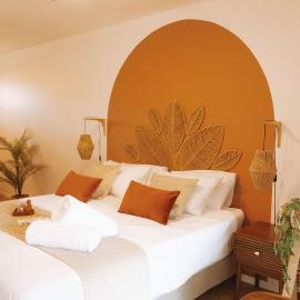 Appartement Suite Ananda, Spa Balnéo, Clim, piscine, vue lac, parking gratuit, cuisine tout équipée, wifi, refait à neuf tout confort, idéal pour une escapade détente, khách sạn ở Arles