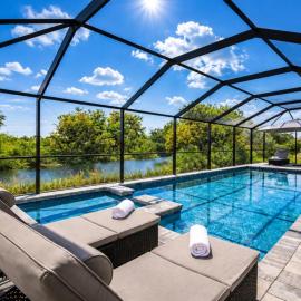 Villa Capeside Waterfront Home with Heated Pool & Spa, Hotel in Cape Coral