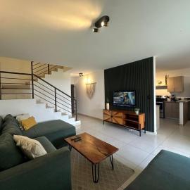 Close to the Beach and the City! 5 Rooms, 10 beds, Trampoline, Pool & Sports Area, hotel in Zaragoza