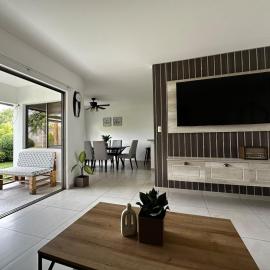 Close to the Beach and City! 4 bedrooms, 8 beds, Trampoline, Pool & Sports Area, hotel in Zaragoza