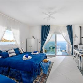 Blue Life, Luxury Rooms Beachfront Rooftop between Palermo and Cefalu': Casteldaccia'da bir otel