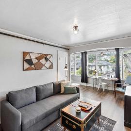 #StayinMyDistrict Historic Apartment Near Downtown, hotel a Coos Bay