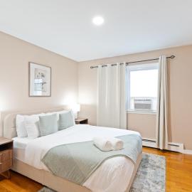 3Br Apt in West New York with Private Parking and Rooftop, hôtel à Guttenberg