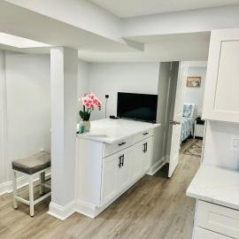 Comfortable Stay for Business & Leisure Near Metro