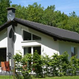 Bungalow im Eifelpark mit Terrasse, hotel u gradu 'Hinterhausen'