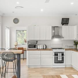 KozyGuru | Erina | Sunny Coastal Escape + Parking