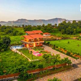 StayVista at Ravendell with Pool and Lawn, hotel em Jambhulpāda