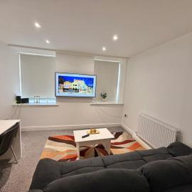 Modern 1-Bed Flat with Workspace and Free Parking, hotel in Stoke on Trent