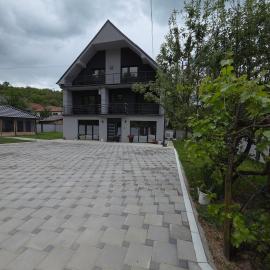 Zikin dom, hotel en Željuša