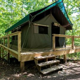 Mountain Glamping Tent with Sunrise Views & Firepit in Rising Fawn, Georgia: Rising Fawn şehrinde bir otel