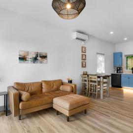 Modern suite Mins from DT Raleigh Ground Floor