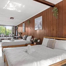 Simple 2-Double Bed Studio Stay at Peakhurst, hotel in Peakhurst