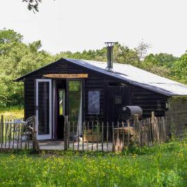 The Old Apple Shed cosy heated cottage in a meadow close to the charming village of Bethersden, hotel u gradu Ešford