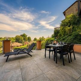 Casa Graziella- La terrazza, hotel in Portacomaro