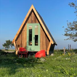 Charming cabin Avondgloed in farmer's orchard, Hotel in Hem