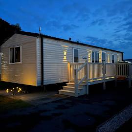Bang Tidy 261 - Cabin - Wifi - Pool - Sleep 6, hotel in Paignton