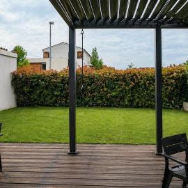 Cozy house with garden and covered terrace、Léguevinのホテル