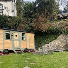Riverside Retreats Shepherds Hut in Newtown Wales, hotel in Newtown