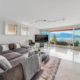 Spacious 3BR Lakeview Apartment with Terrace by GuestLee