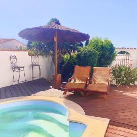 chambre privée dans maison habitation climatisée cuisine d'été piscine sdb et wc commun