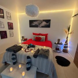 Love room proche du bassin , jacuzzi, jardin privé, hotel em Marcheprime
