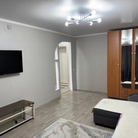 Уютная квартира в Приозерске рядом с озером, hotel in Priozersk