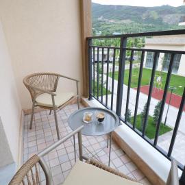 Akash Apartments - overlooking mountain peaks – hotel w mieście Chorwoq