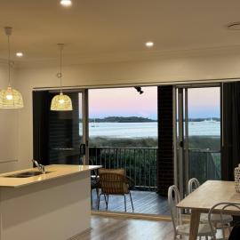 8-Person Waterfront Beach House Stunning Views, готель у місті Taren Point