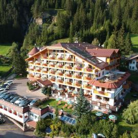 Hotel Cesa Tyrol, hotel a Canazei