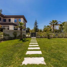 Garden Breeze Stay Villa 1 - Gala Residence by PikHost, hotel a Draç