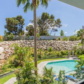 Seaside Pool View 3BR Apt with 2 Balconies