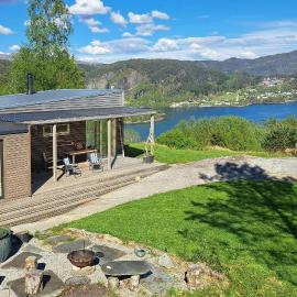 Self-Built Cabin With Views Over Leirvik, hotel v destinaci Leirvik