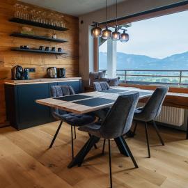 Luxus Suite mit Zirbensauna, Alpenblick und Pool, hotel in Oy-Mittelberg