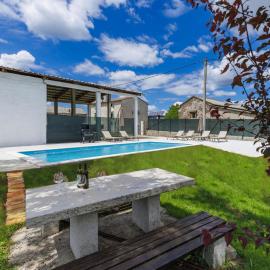 Holiday Home Golden Roots by Interhome, hotel u gradu Pazin