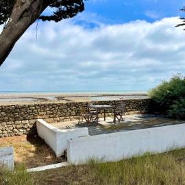 Charmante maison front de mer avec jardin, hotel in La Guérinière
