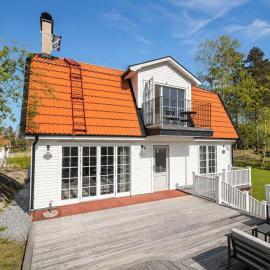 Renovated Swedish Villa With Lake View And Terrace Near Beach, hotel ad Älgöö