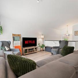 Airdrie Retreat - Sleeps 10 - Games & Banff Access, hotel v mestu Airdrie