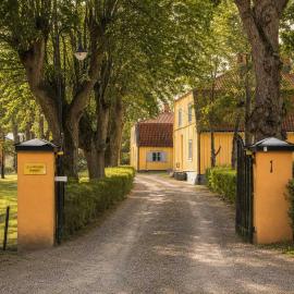 300 Year Old Villa in Solna Mall of Scandinavia, hotel a Solna