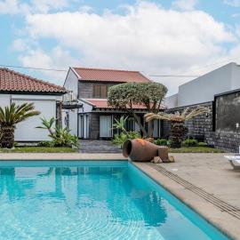 Mosteiros में, होटल Heated Saltwater Pool-Private Beachside Oasis