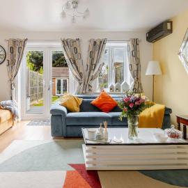 Cosy modern retreat 3 Bedrooms home with parking Essex