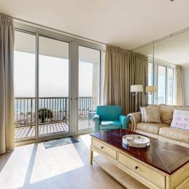 Gorgeous corner unit with plenty of space shared pool and beach access, hotel in Fort Walton Beach