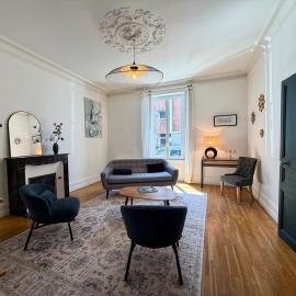 Maison 8 personnes et salle de cinéma privée, hotel in La Roche-sur-Yon