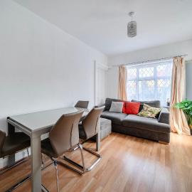 Near Airport - Pets - WiFi - Sleeps 2, Hotel in Hounslow