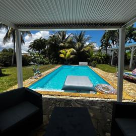 Bungalow cosy avec piscine en Guadeloupe, hotel in Petit-Bourg