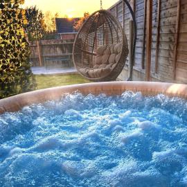 Telford Hot Tub Stay - King Beds - Pool Table