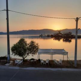 Spacious Sea View Apartment by the Port, hotel en Elafonisos