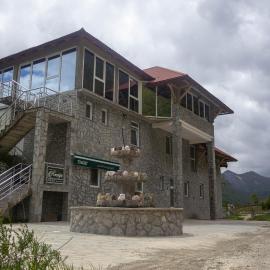 Ksenija Ethno Retreat & Cabins، فندق في Gusinje
