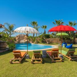 Escape to Paradis 4BR Farm Villa · 40min Tunis、アリアナのホテル
