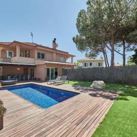 Casa con Piscina Privada, Barbacoa y Sala Juegos, Creixell, hotel in Creixell