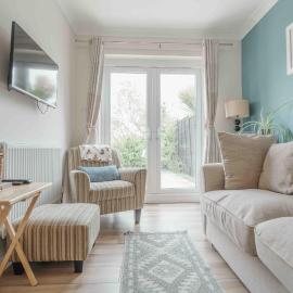 Seaside Family Escape- Cosy bungalow with large private garden- Pets Welcome, hotel in Clacton-on-Sea